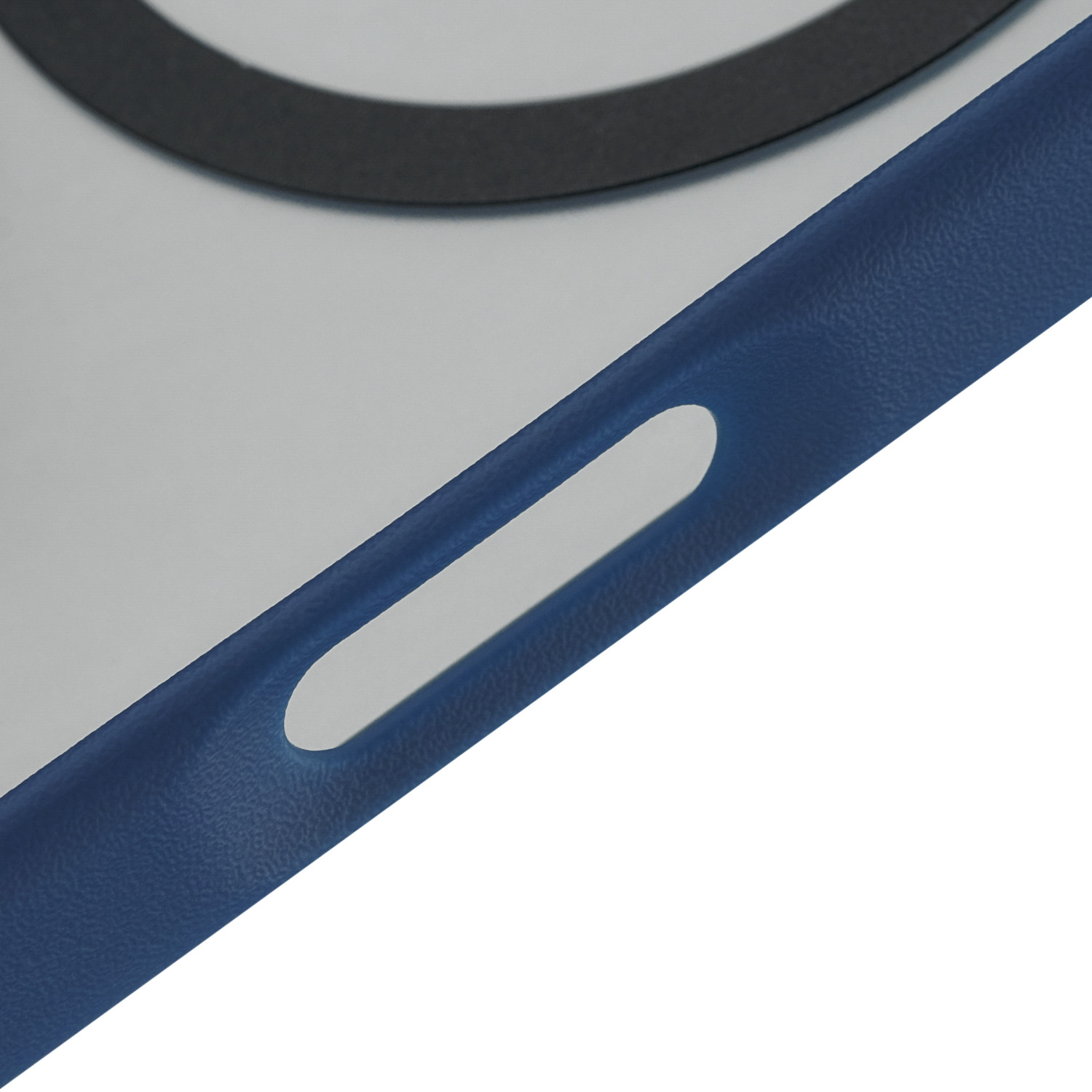 На фото изображено Чехол защитный uBear Cloud Mag Case для iPhone 17 Pro, MagSafe, синий