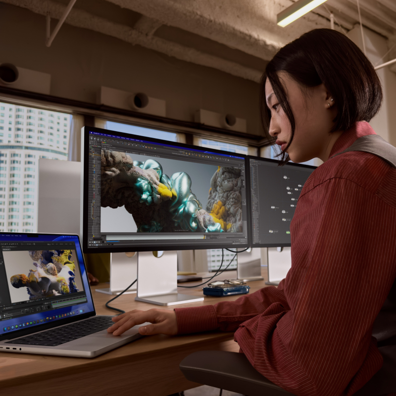 На фото изображено Apple MacBook Pro 16" (M5 Max, 18C / 40C, 2026) 48 ГБ, 1 ТБ SSD, чёрный космос