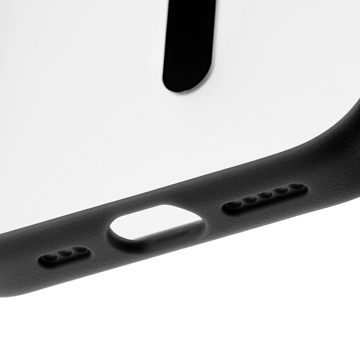 На фото изображено Чехол защитный uBear Cloud Mag Case для iPhone 17, MagSafe, черный