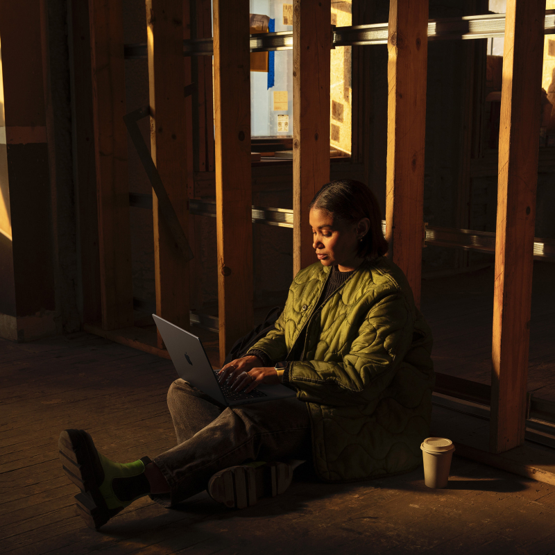 На фото изображено Apple MacBook Pro 16" (M5 Max, 18C / 40C, 2026) 48 ГБ, 1 ТБ SSD, чёрный космос