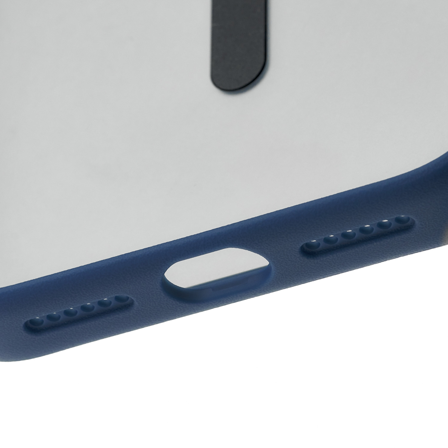 На фото изображено Чехол защитный uBear Cloud Mag Case для iPhone 17 Pro, MagSafe, синий