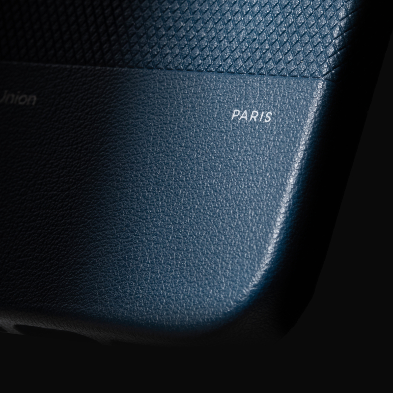 Фото Чехол Native Union Paris (Re)Classic Case для iPhone 17 Pro Синий На фото изображено Чехол Native Union Paris (Re)Classic Case для iPhone 17 Pro Синий