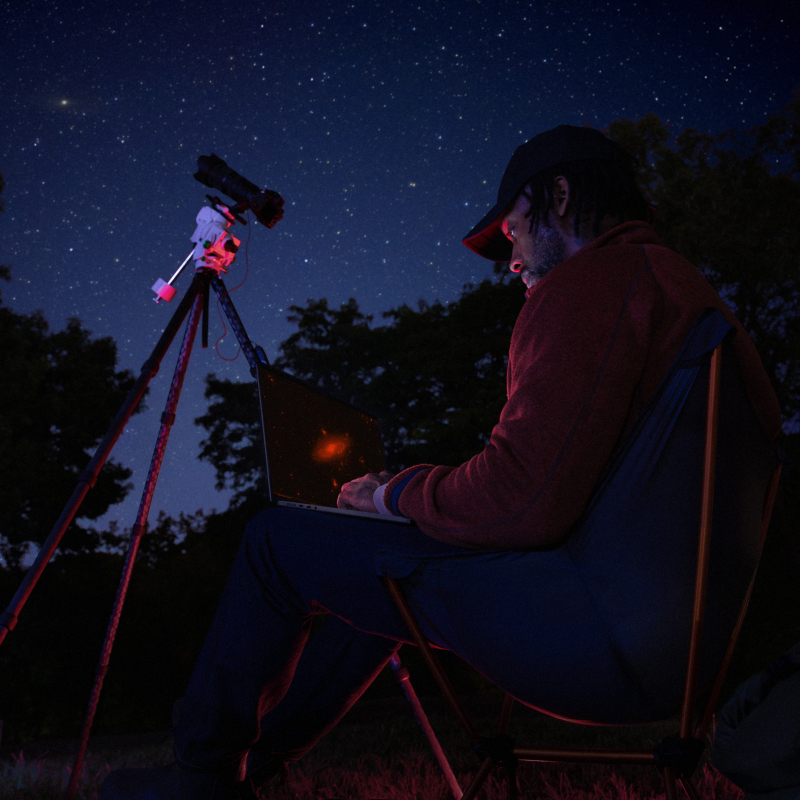 На фото изображено Apple MacBook Pro 16" (M5 Max, 18C / 40C, 2026) 48 ГБ, 1 ТБ SSD, чёрный космос